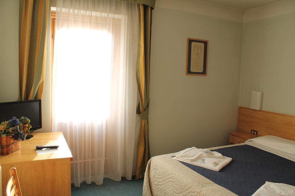 Hotel Villanova サント・ステーファノ・ディ・カドーレ 部屋 写真